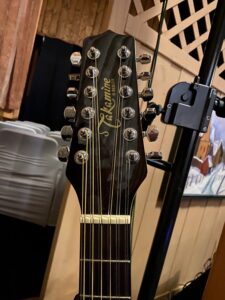 Die zwölfsaitige Gitarre ist ein Beispiel für ein doppelchöriges Instrument.