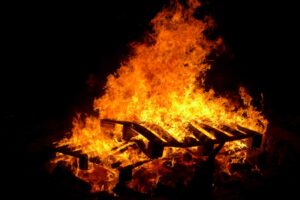 Am Lagerfeuer